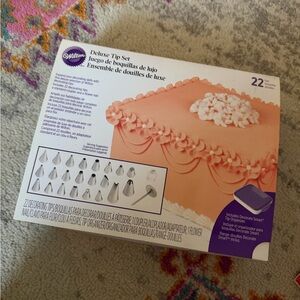 UNOPENED Wilton Deluxe Decorating Tip Set - Silver and White